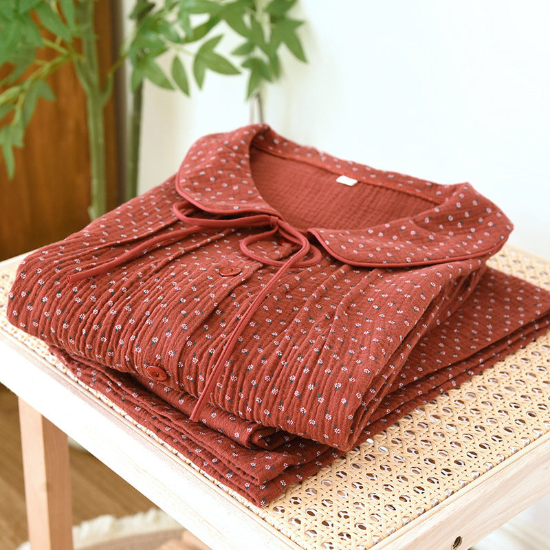 Conjunto de algodón rojo con detalles de rosas