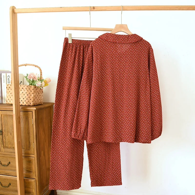 Conjunto de algodón rojo con detalles de rosas