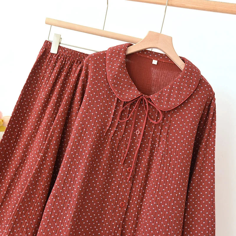 Conjunto de algodón rojo con detalles de rosas