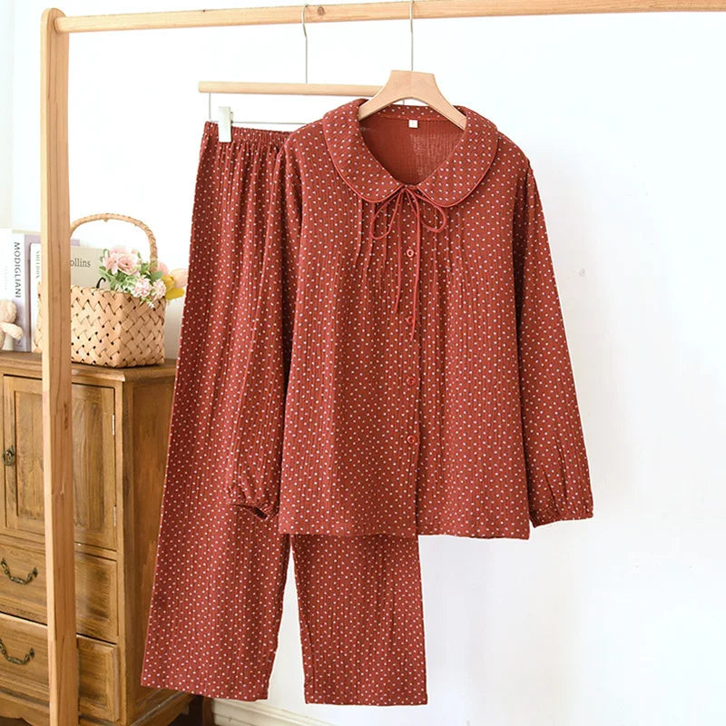 Conjunto de algodón rojo con detalles de rosas