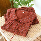 Conjunto de algodón rojo con detalles de rosas