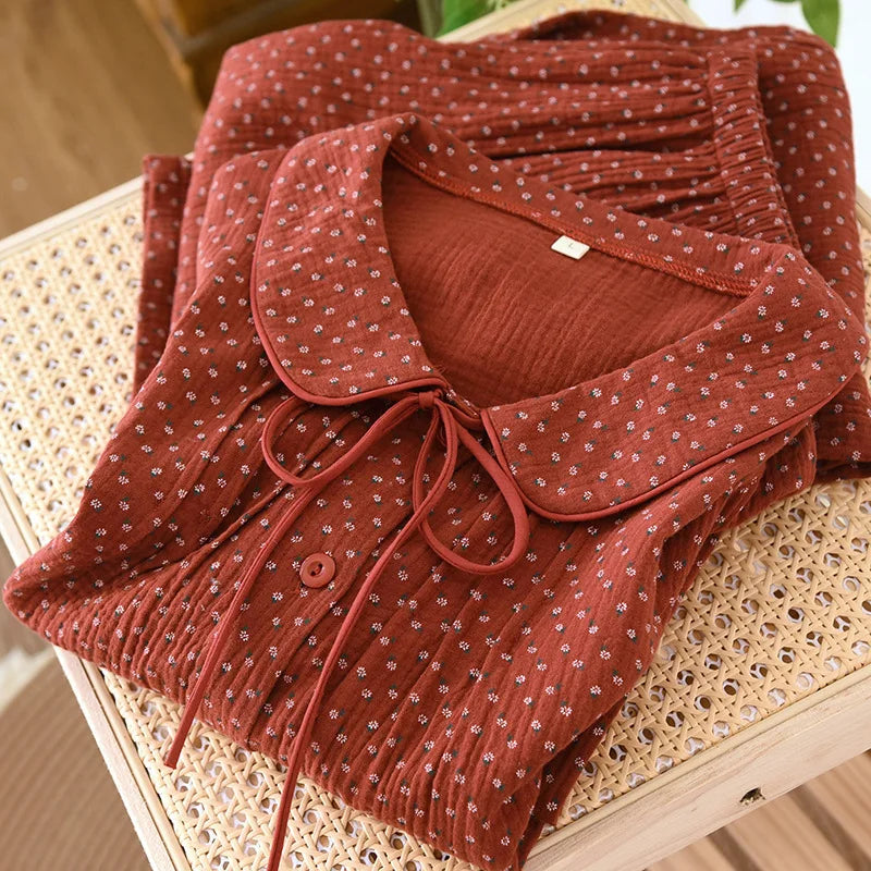 Conjunto de algodón rojo con detalles de rosas