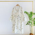 Albornoz cómodo con estampado de ramas y hojas