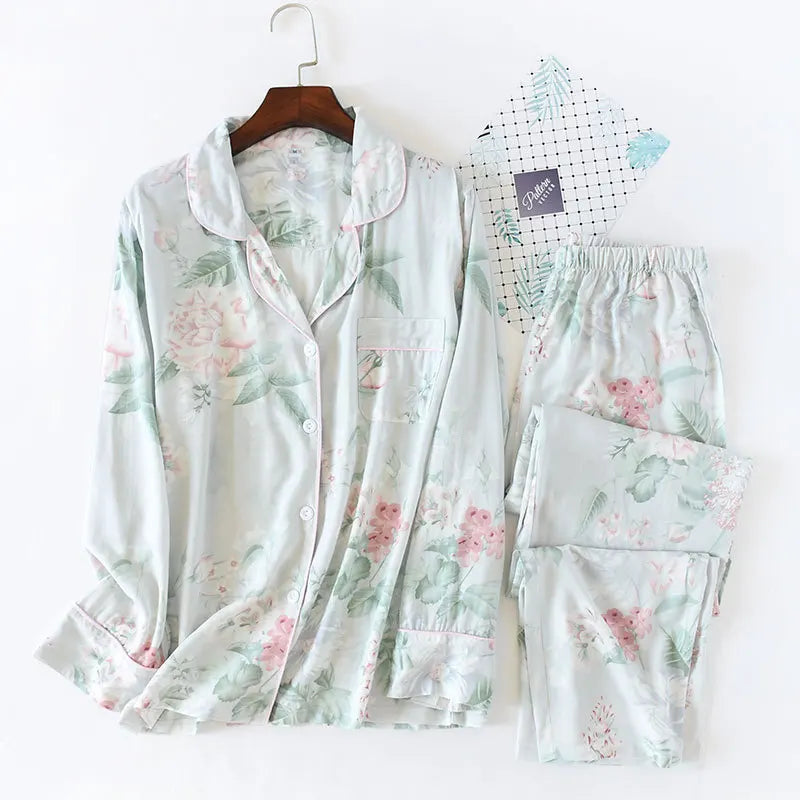 Conjunto de pijama elegante con estampado de rosas