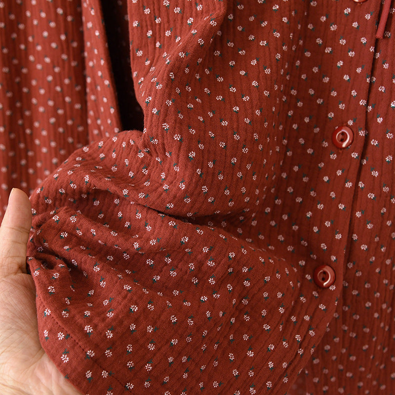 Conjunto de algodón rojo con detalles de rosas