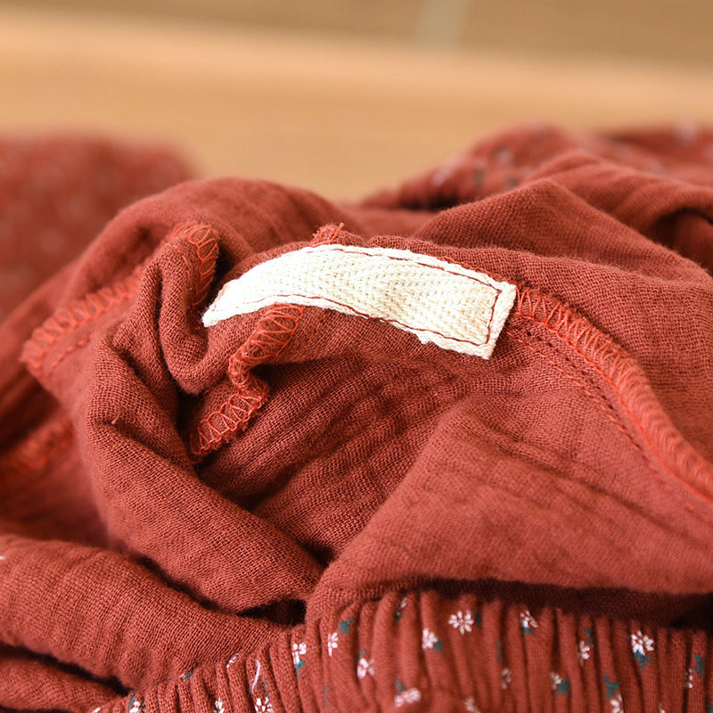 Conjunto de algodón rojo con detalles de rosas